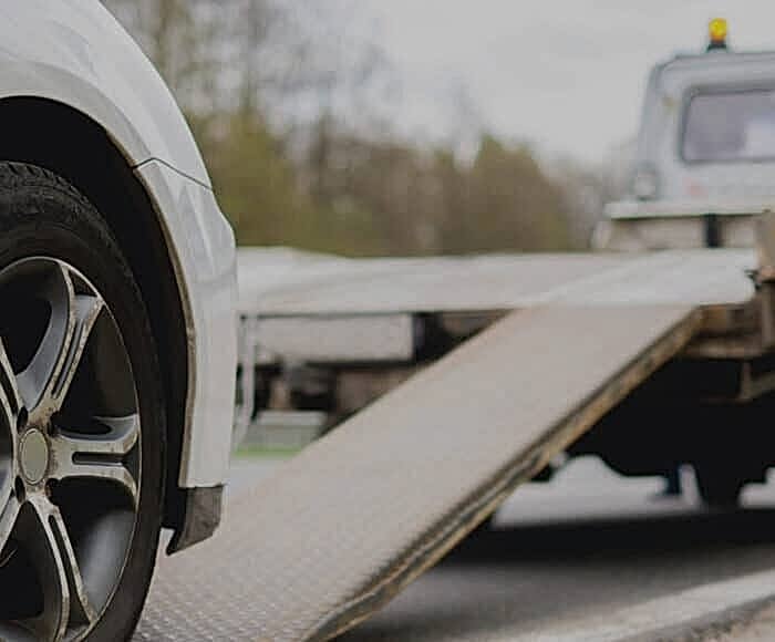 ehliyetsiz araba kullanma cezası; araba ehliyetiyle motor kullanma; ehliyetsiz araba kullanırken kaza yapma; ehliyetsiz araba kullanırken yakalanırsam araba bağlanır mı;