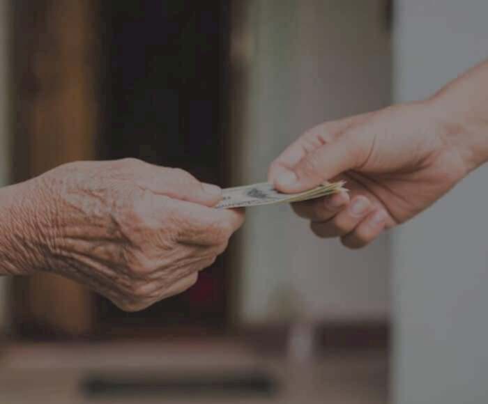 maddi durumu yetersiz yakına yardım edilmesi. bir kişi diğerine para veriyor